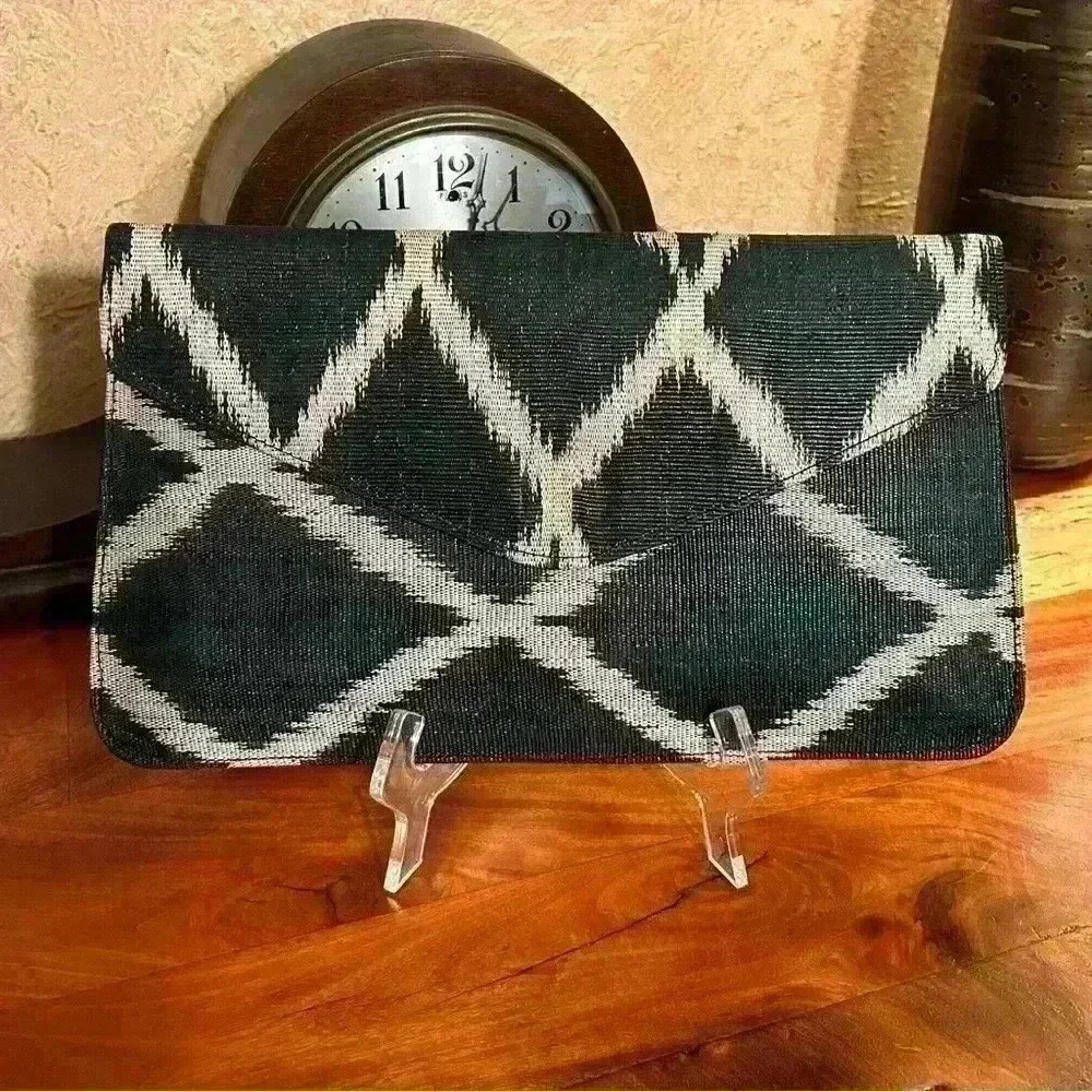 Vintage Straw Envelope Purse by Four Truffles